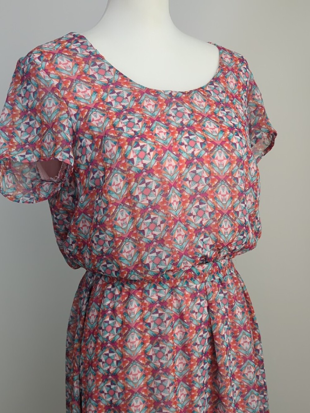 Shelby & Palmer Geometric Kaleidoscope Print Short Sleeve High-Low Midi Dress - Picture 5 of 16